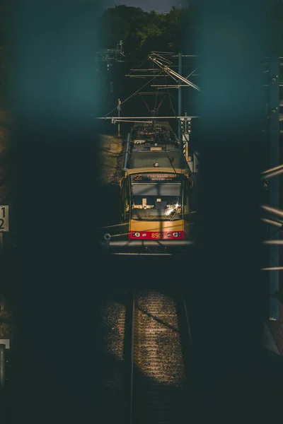 Demiryolunda Bir Trenin Dikey Yüksek Açılı Sığ Odağı — Stok fotoğraf