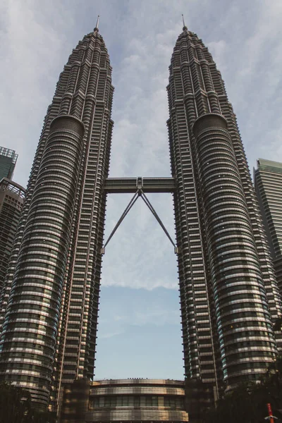 クアラルンプール マレーシア 2019年8月30日 マレーシアのクアラルンプールにあるペトロナスタワーの低角度ショット — ストック写真