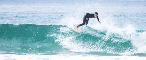 Flianopolis Brazil 2019年4月1日 晴れた日にサンタカタリナ島の大きな波でサーフィンする若い男 — ストック写真