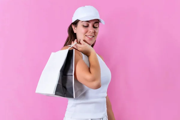 Studyjne Ujęcie Przypadkowej Kobiety Trzymającej Białą Torbę Zakupy Różowym Tle — Zdjęcie stockowe