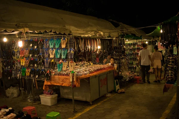 Phnom Penh Cambodia Ago 2017 Barracas Vendedores Mercado Noturno Phnom — Fotografia de Stock