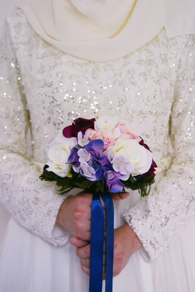 Vertical Shot Beautiful Bouquet Blue Ribbon Female Hands — 图库照片