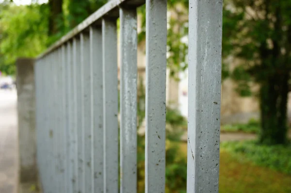 Μια Επιλεκτική Φωτογραφία Ενός Παλιού Σκουριασμένου Μεταλλικού Φράχτη Στο Δρόμο — Φωτογραφία Αρχείου