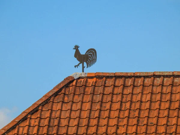 Iron Weathercock Rusty Rooftop Blue Sky — Φωτογραφία Αρχείου
