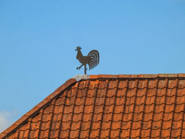 Iron Weathercock Rusty Rooftop Blue Sky — Stock Photo, Image