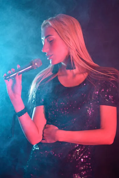 Piękna Biała Kobieta Śpiewa Trzymając Mikrofon Tle Dymu — Zdjęcie stockowe