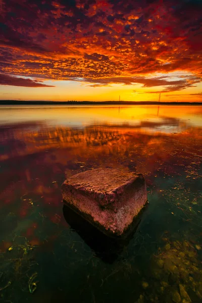 Litvanya Daki Curonian Gölü Ndeki Güzel Günbatımı Manzarasının Dikey Bir — Stok fotoğraf