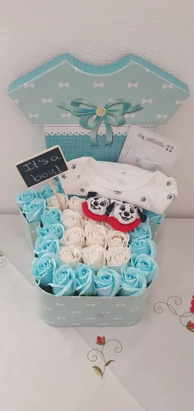 Vertical Shot Boy Gift Box Blue White Roses — Zdjęcie stockowe