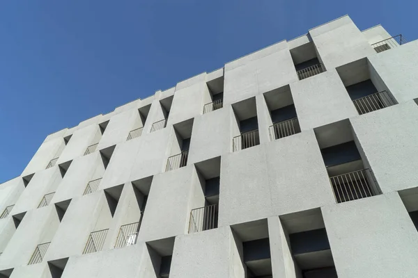 ポルトガルのポルト 2021年10月7日 ポルトガルのポルトの澄んだ青空に対する高層ビルの低角度ショット — ストック写真