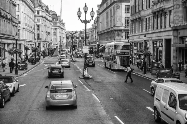 2015年7月3日 伦敦拥挤的道路上 公共汽车和汽车加速行驶的外部视图 — 图库照片