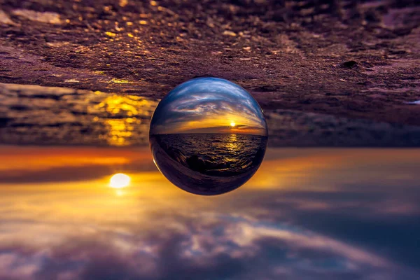 Una Hermosa Vista Puesta Sol Reflejándose Una Bola Cristal Curonian — Foto de Stock