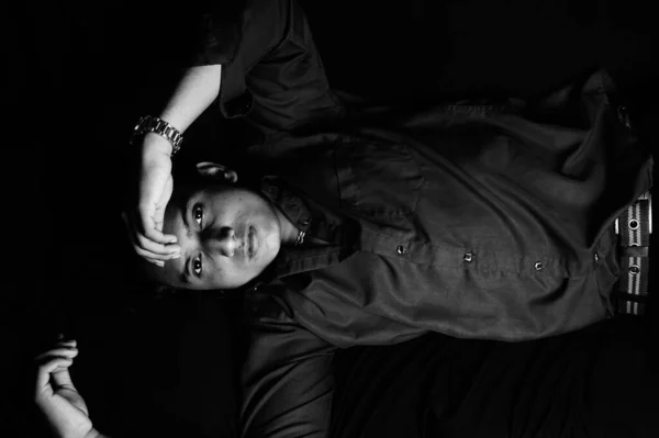 Grayscale Shot Stylish Young Man Wearing Jewelry Jewelry Posing Dark — ストック写真