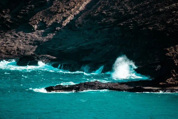 Ein Schöner Blick Auf Eine Felsige Küste Mit Welligem Blauem — Stockfoto