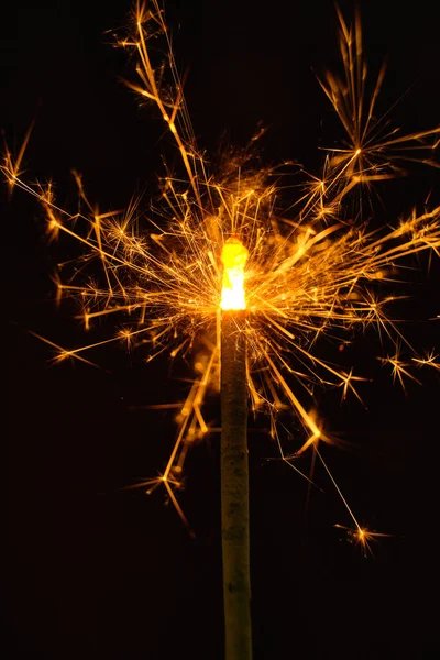 Vertical Shot Burning Sparkling Bright Firework Stick Darkness — Fotografia de Stock