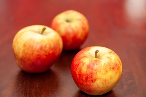 Closeup Shot Threefresh Apples Table — Foto Stock