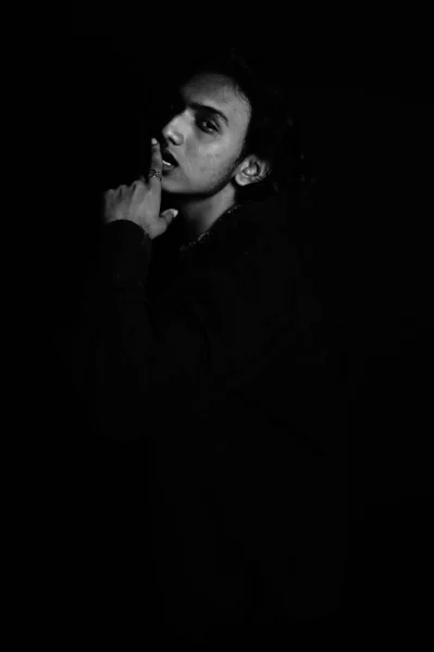 Grayscale Záběr Stylového Muže Pózování Tmavé Místnosti Světlem Přicházejícím Tváře — Stock fotografie