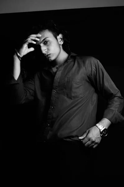 Gråskalig Bild Stilig Ung Man Klädd Smycken Poserar Ett Mörkt — Stockfoto