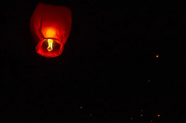 Low Angle Shot Floating Lanterns High Night Sky Festival Novi — Stockfoto