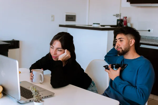 Una Pareja Hispana Haciendo Una Videollamada Riendo — Foto de Stock