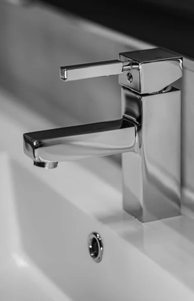Grayscale Shot Bathroom Interior Chrome Faucet White Sink — Stockfoto