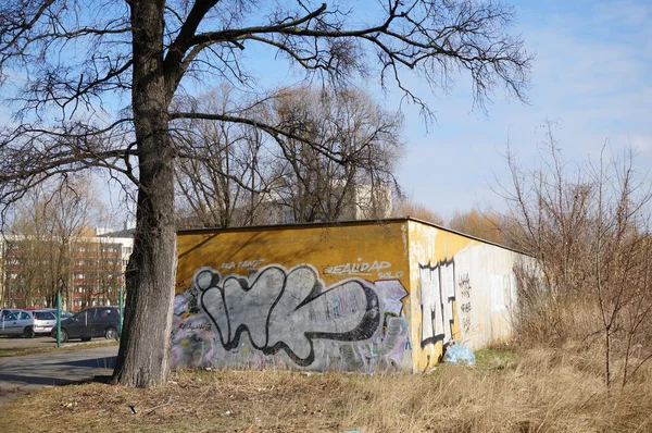 Poznan Poland Mar 2015 Ett Lövlöst Träd Bredvid Garagebyggnad Med — Stockfoto