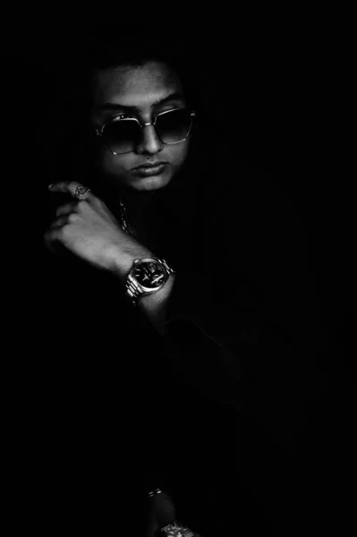 Grayscale Shot Stylish Young Man Sunglasses Jewelry Posing Dark Room — ストック写真