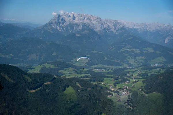 Tourist Paragliding Valley Surrounded Alps Austria — Fotografia de Stock
