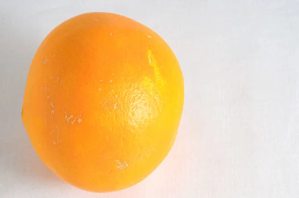 Une Orange Isolée Sur Fond Blanc — Photo