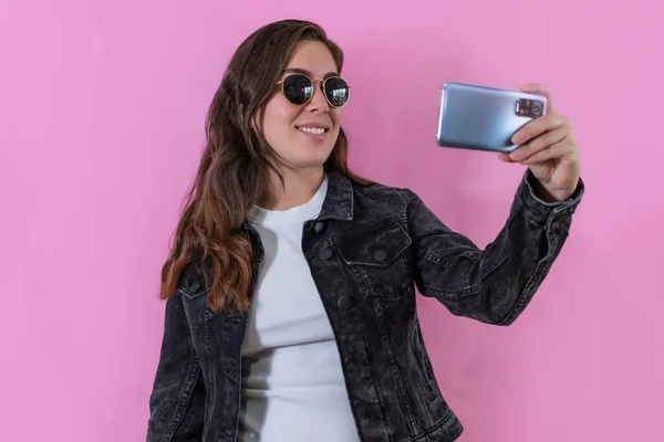 Portrait Girl Taking Selfie Isolated Pink Pastel Background — Stock Photo, Image