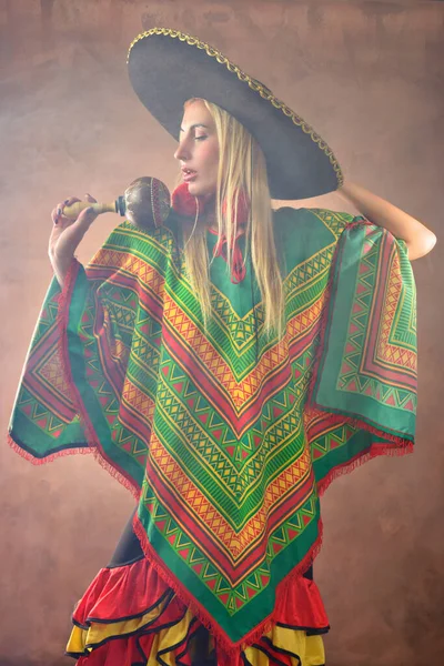 Uma Bela Mulher Caucasiana Vestida Com Traje Nacional Mexicano — Fotografia de Stock