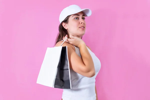 Uma Mulher Casual Segurando Saco Compras Branco Posando Fundo Rosa — Fotografia de Stock