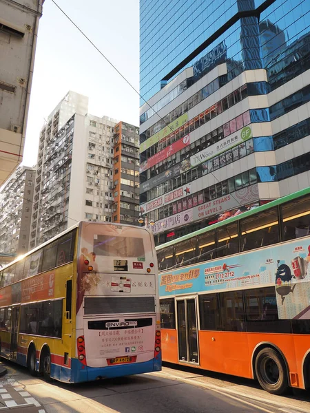 中国香港 2018年10月12日 香港一条美丽街道上的建筑物及公共巴士的垂直截图 — 图库照片