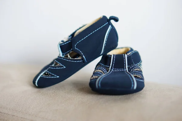 Closeup Shot Baby Blue Shoes Sofa — Stockfoto