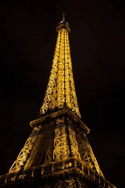 Una Toma Ángulo Bajo Gran Torre Eiffel Por Noche Capital — Foto de Stock