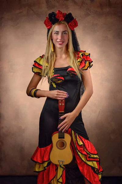 Uma Bela Mulher Caucasiana Flamenco Com Guitarra — Fotografia de Stock