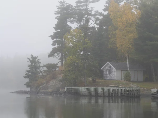 Beautiful View House Lake Woods Foggy Day — стокове фото