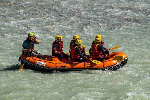 Aosta Italia 2020 Gente Haciendo Rafting Ondulado Río Dora Baltea — Foto de Stock