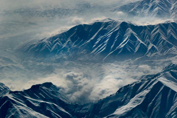 Μια Όμορφη Θέα Του Τοπίου Των Βουνών Από Αεροπλάνο — Φωτογραφία Αρχείου