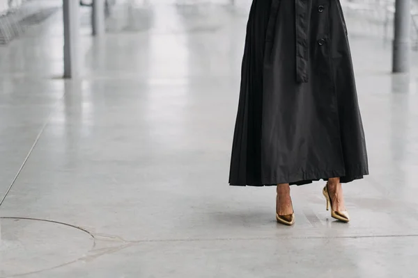 Female Long Black Skirt Gold Heels White Room — ストック写真