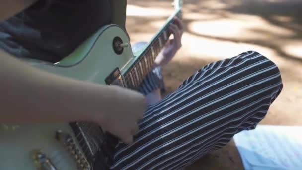 Mężczyzna Gra Gitarze Plaży — Wideo stockowe