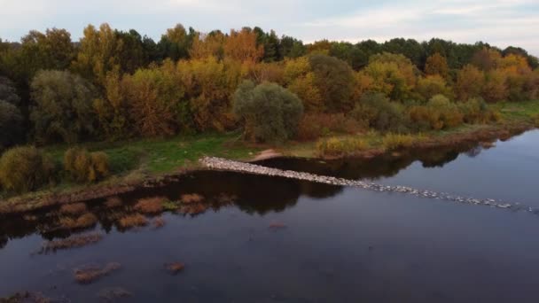 Arka Planda Nehir Göl Olan Güzel Bir Manzara — Stok video