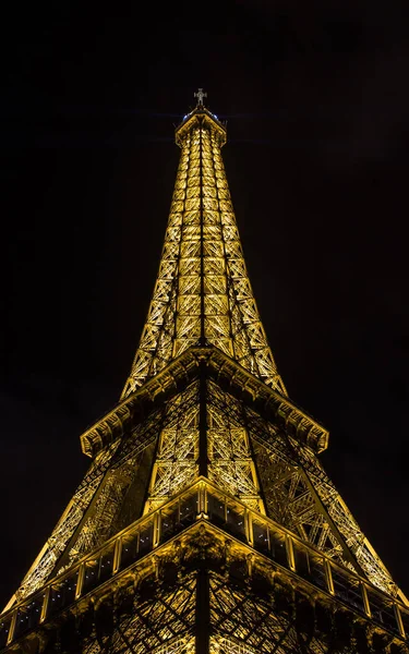 Niski Kąt Strzału Wielkiej Wieży Eiffla Nocy Stolicy Paryża Francja — Zdjęcie stockowe