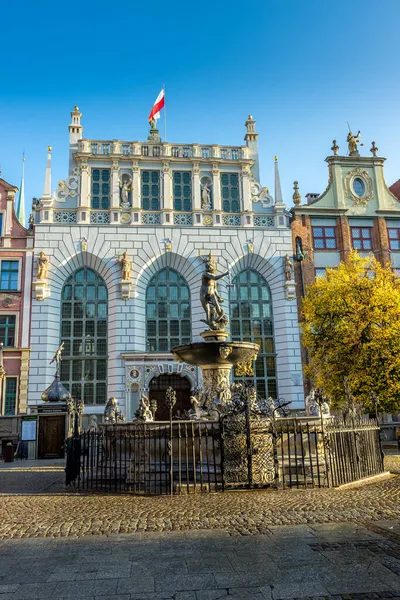 Gdansk Poland Oct 2021 Neptunusz Szökőkútja Artus Court Épülete Előtt — Stock Fotó