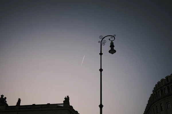 Şehirde Geceleri Bir Sokak Lambasının Silüeti — Stok fotoğraf