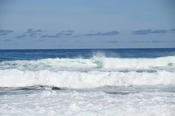 Una Vista Panorámica Las Olas Del Mar Rompiendo Kaena Point —  Fotos de Stock