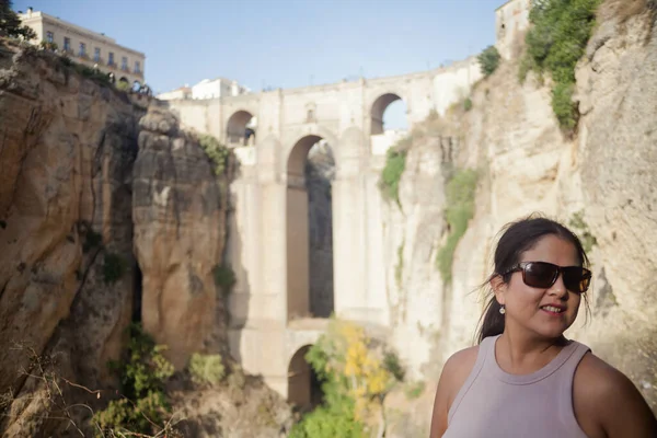 Μια Ρηχή Εστίαση Μιας Ισπανίδας Γυναίκας Στη Γέφυρα Puente Nuevo — Φωτογραφία Αρχείου