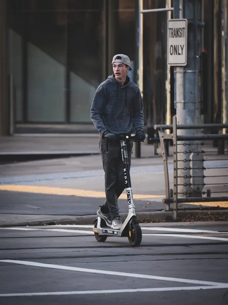 Calgary Canadá Octubre 2021 Hombre Caucásico Cruza Calle Scooter Eléctrico —  Fotos de Stock