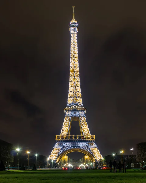 フランスの首都で夜のエッフェル塔の美しいショット — ストック写真
