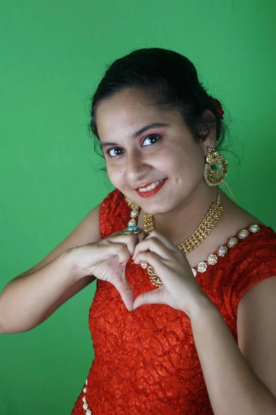 Bela Mulher Quarto Vestindo Vestido Elegante Vermelho Brilhante Com Fundo — Fotografia de Stock