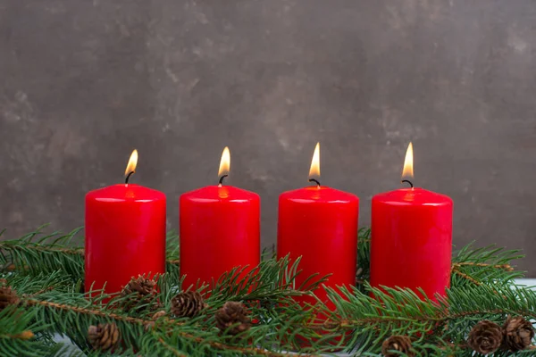 Rote Kerzen Adventskranz Weihnachtsdekoration Mit Kerzenschein Feiertage Festliche Dekoration Weihnachtsgruß — Stockfoto